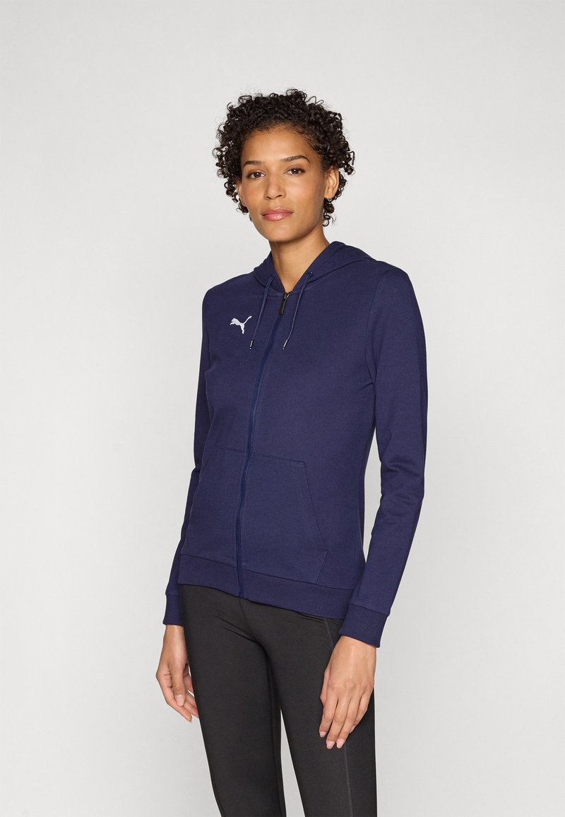 Felpa con zip blu navy realizzata in misto cotone, dotata di tasca a marsupio, cappuccio con cordino e logo bianco sul lato sinistro del petto.