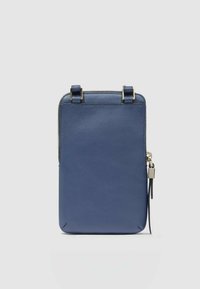 Borsa a tracolla in pelle blu con texture liscia, forma rettangolare, chiusura superiore con zip e dettagli in metallo sulle cinghie.