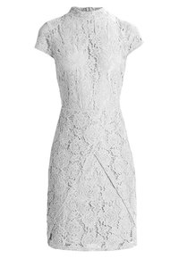 Valkoinen pitsimekko, jossa on korkea kaulus, lyhyet hihat ja sovitettu siluetti, jossa on epäsymmetrinen helma ja kukkakuvioyksityiskohtia.