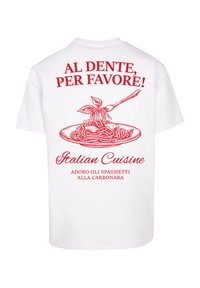 Bílý bavlněný tričko s červenými textovými grafikami a ilustrací těstovin na zadní straně, s nápisem "AL DENTE, PER FAVORÉ! Italská kuchyně."
