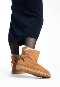 Gooce CARLY - Botas para la nieve - chestnut