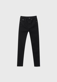 Jeans skinny de denim negro con cintura alta, que presentan un dobladillo desgastado, bolsillos delanteros y traseros, y un cierre de botón metálico.
