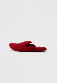 Κόκκινο σουέτ παν slipper με στρογγυλή μύτη, ανοιχτή πλάτη και ραφές. Μαλακή υφή και μινιμαλιστική εμφάνιση.
