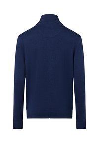 Marineblauer Strickpullover mit hohem Kragen, langen Ärmeln, gerippten Bündchen und Saum, mit einer glatten Textur und ohne sichtbare Muster.