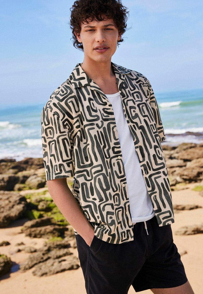 Next PRINTED SHORT SLEEVE WITH CUBAN COLLAR - Vapaa-ajan kauluspaita - black ecru