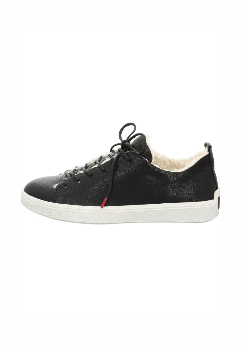 Schwarze Ledersneaker mit strukturiertem Finish, weißer Gummisohle und flauschigem Futter, Schnürdesign und roten Akzentdetails.