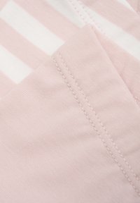 Roze stof met witte strepen, zachte textuur, glad oppervlak en nette stikdetails zichtbaar aan de randen.