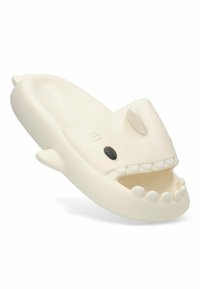 Chancla en forma de tiburón blanco, hecha de material ligero. Presenta ojos negros, una boca sonriente con detalles de dientes y una textura suave.
