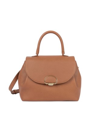 Sac à main en cuir marron texturé avec poignée supérieure, fermeture à rabat et fermoir ovale doré, plus une longue bandoulière réglable.