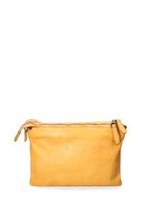 Borsa a pochette gialla in pelle con una superficie liscia, dotata di una chiusura con zip superiore e due tirazip su un lato. Forma compatta e rettangolare.