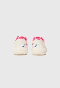 Helle Sportlich Schuhe mit glatter Textur, rosa Akzenten und dem Asics-Logo. Entwickelt für Leistungsfähigkeit mit einer strapazierfähigen Sohle.