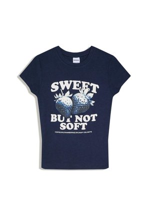 Temno modra T-majica s kratkimi rokavi z belim napisom "SWEET BUT NOT SOFT" in dvema velikima ilustriranima jagodama v sredini.