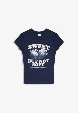 Temno modra T-majica s kratkimi rokavi z belim napisom "SWEET BUT NOT SOFT" in dvema velikima ilustriranima jagodama v sredini.