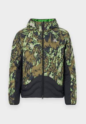 Prešívaná bunda so zeleno-čiernym maskáčovým vzorom, vybavená kapucňou, zipsovým zapínaním a textúrovanými akcentmi na pleciach.