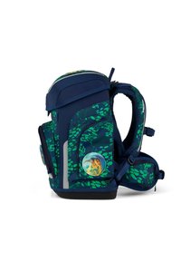 Rucksack mit navyblauem Grund, grünem Blättermuster und runden Aufnähern mit detaillierten Illustrationen. Enthält mehrere Fächer und Riemen.
