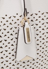 Guess MERIDIAN GIRLFRIEND SATCHEL - Kézitáska - white