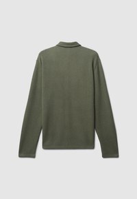 Maglia lavorata a maglia a maniche lunghe in verde oliva, con colletto e superficie testurizzata. Design semplice e dritto senza chiusure visibili.