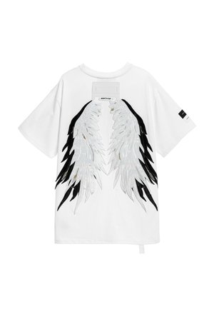 Camisa de algodón blanca con mangas cortas y escote redondo, que presenta un diseño de alas bordadas en negro y plata en la parte posterior.