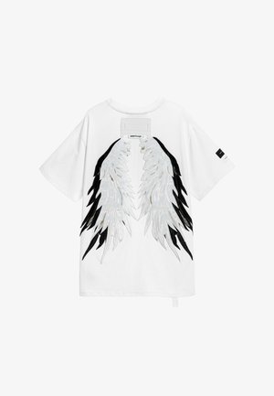 Camisa de algodón blanca con mangas cortas y escote redondo, que presenta un diseño de alas bordadas en negro y plata en la parte posterior.