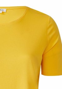 Gelbes T-Shirt mit kurzen Ärmeln und Rundhalsausschnitt, aus weichem Baumwollstoff hergestellt. Die Textur ist glatt mit minimalen Nähdetails.