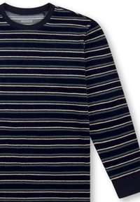 Langärmliges Hemd aus navyblauem Stoff mit horizontalen Streifen in hellblau, Creme und Grün. Gerippter Kragen und Bündchen. Weiche Textur.