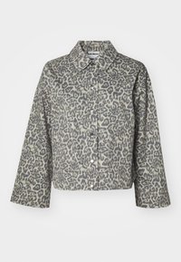 Veste imprimée léopard avec un col, fermeture à boutons-pression, manches longues et coupe ample. La texture du tissu semble durable.