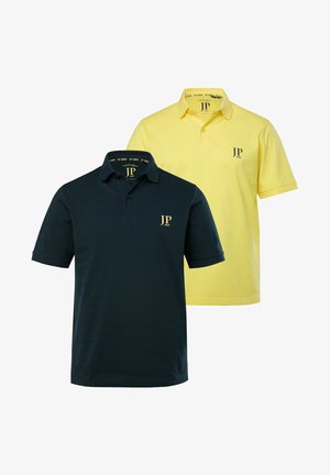 Zwei Poloshirts: eines in marineblau und eines in gelb. Beide aus Baumwolle, kurzärmelig, mit einem Kragen und einem Logo auf der linken Brust.