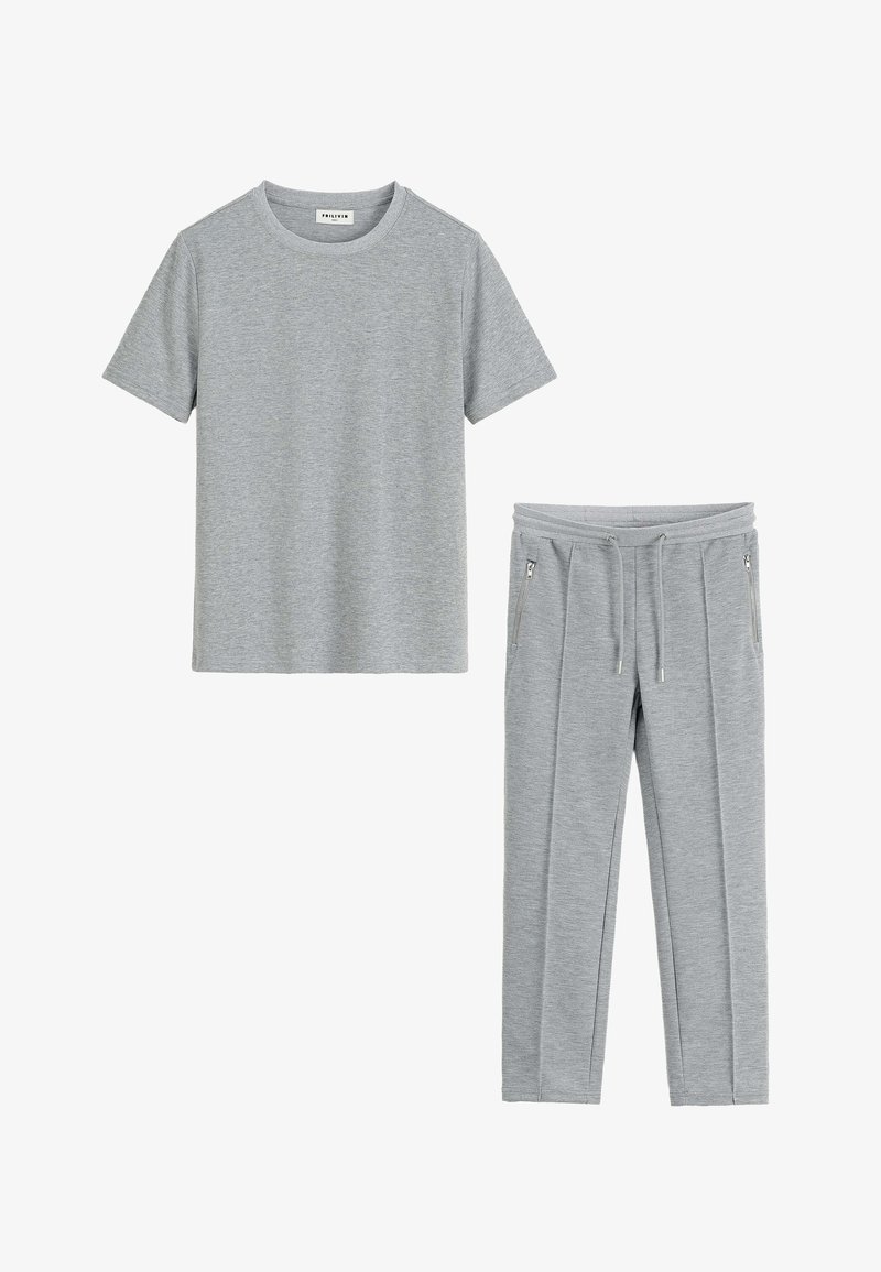 T-shirt gris à manches courtes et pantalon assorti. Matière en mélange de coton, coupe décontractée, doté de poches zippées sur les côtés du pantalon.