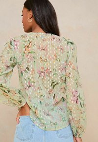 Lipsy RUFFLE  - REGULAR FIT - Bluse - green