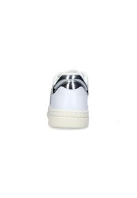 Sneaker bianca con finitura in pelle liscia, dettagli in metallo argentato sul tallone e suola in gomma testurizzata. Design semplice con dettaglio del logo.