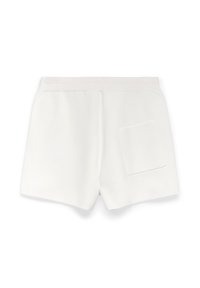 Vita shorts i mjukt tyg, med platt midja och en enda bakficka. Designen är enkel med rak skärning.