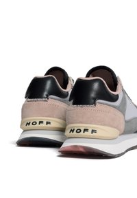 Scarpe da ginnastica sportive in una combinazione di suede e pelle grigia, rosa e nera, con una suola color crema e il marchio "HOFF" sul tallone.