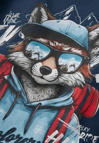 Grafische T-shirt met een vos die een zonnebril en een blauwe pet draagt, met een blauwe hoodie en een rode rugzak. De achtergrond bevat berglandschap.