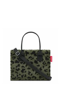 Bolso rectangular de estampado de leopardo en verde oliva y negro, con dos asas cortas, correa de hombro negra ajustable y una etiqueta roja en el lateral.