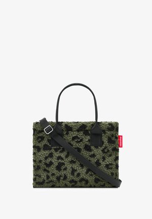 Olivegrün und schwarzes Leopardenmuster rechteckige Handtasche mit zwei kurzen Griffen, verstellbarem schwarzen Schultergurt und einem roten Etikett an der Seite.