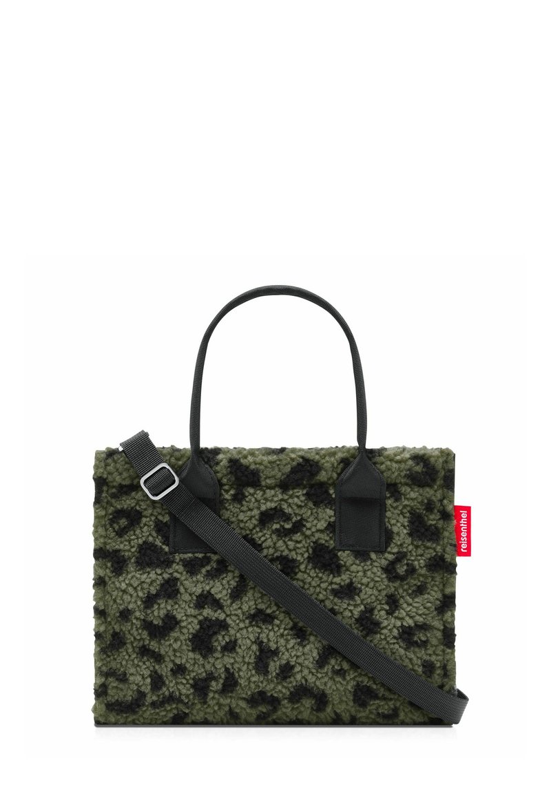 Bolso rectangular de estampado de leopardo en verde oliva y negro, con dos asas cortas, correa de hombro negra ajustable y una etiqueta roja en el lateral.