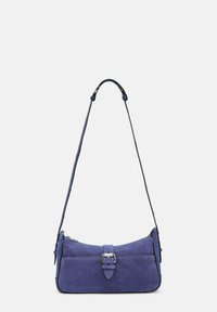 Sac à épaule en similicuir bleu avec une texture lisse, un détail de boucle central et une bandoulière détachable. Il comprend une fermeture éclair et une forme structurée.