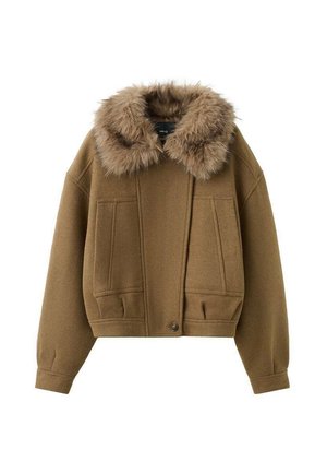 Veste en laine marron avec un col en fausse fourrure, coupe courte, deux poches frontales et une fermeture à bouton en bas. Texture douce.