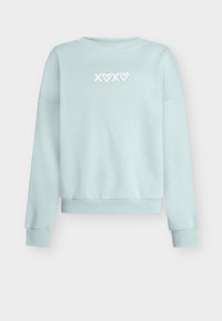 Gaiši zils džemperis, kas izgatavots no mīkstas auduma; tam ir apaļa kakla izgriezums, noslāņoti pleci un balts "XOXO" teksts priekšā.