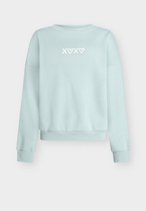 Világoskék pulóver puha anyagból; kerek nyakkal, lecsúszott vállakkal és fehér "XOXO" felirattal az elején.