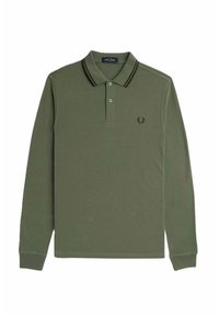 Polo a maniche lunghe verde in cotone testurizzato. Presenta un colletto a costine con strisce scure, un'apertura con due bottoni e ricamo del logo.