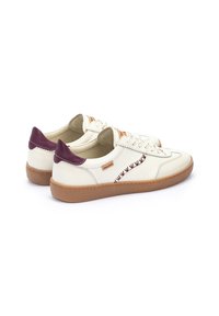 Weiße Ledersneaker mit strukturiertem Finish, bordeauxroten Akzenten an der Ferse, Schnürung vorne und dekorativen Stickdetails an den Seiten.