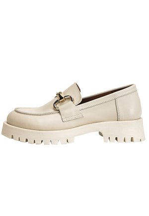 Beige læderloafer med kraftig rillesål og guldfarvet metal-hestebidsdetalje på forsiden.