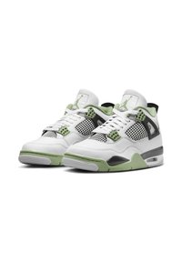 Sneaker in pelle bianca con dettagli verdi, accenti neri, pannelli in rete e suola testurizzata. Presenta un design con lacci e un logo distintivo.