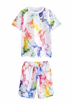 Conjunto de camisa de manga corta blanca y pantalones cortos con un patrón de humo colorido en rosa, azul, verde, amarillo y naranja, con cintura elástica.
