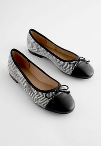 Next FOREVER COMFORT REGULAR FIT - Baleriinad - black white
