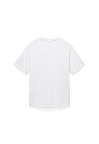 Bela bombažna majica s kratkimi rokavi, okrogel izrez, mehka tekstura, preprost dizajn, brez vidnih logotipov ali vzorcev, standarden kroj.