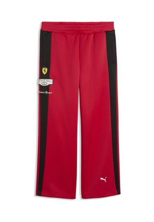 Czerwone spodnie dresowe z czarnymi paskami po bokach, elastyczną talią, kieszeniami na suwak, logo Ferrari i białym logo Puma w pobliżu lewego kostki.