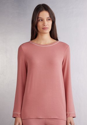 Langemanige top van zacht rozenkleurig materiaal met een ronde halslijn en subtiele witte accenten langs de kraag en mouwen. Soepele textuur, ontspannen pasvorm.