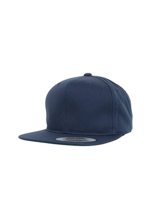 Navyblaue Snapback-Mütze aus Baumwolle mit flacher Krempe, runder Krone und einem kleinen Belüftungsloch oben. Mit einem Etikett auf der Krempe.